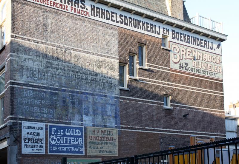 Historische muurreclame op de zijgevel van Tasmanstraat 145-147