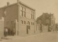 kantoren en depot van Bierbrouwerij De Drie Hoefijzers te Breda, beheerd door F. Smits van Waesberghe. Nr. 5 (voorgrond) diende als stalling; op de achtergrond nr. 1 (hoek Dintelstraat)