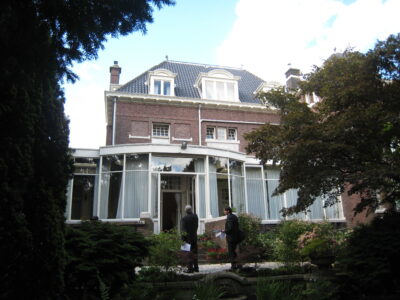 achtergevel met later doorgezet bordes