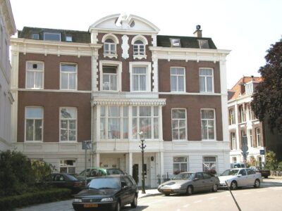 Nr. 4 rechts, nr. 5 links op de foto