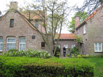 kerk-links-pastorie-rechts