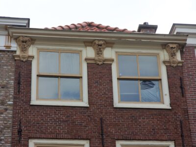 boekhorststraat-141-detail-gevel-kroonlijst-met-consoles-2016-03-07