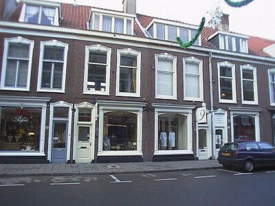 voorgevel nrs. 42 en 44 in het midden van de foto