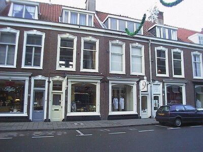 voorgevel nrs. 42 en 44 in het midden van de foto