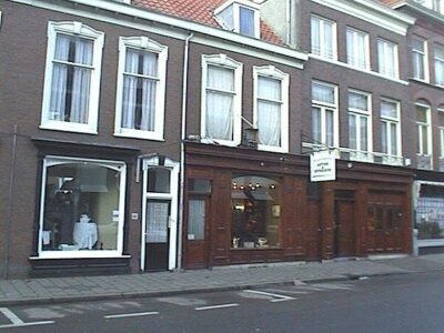 voorgevel nr. 50 in het midden van de afbeelding