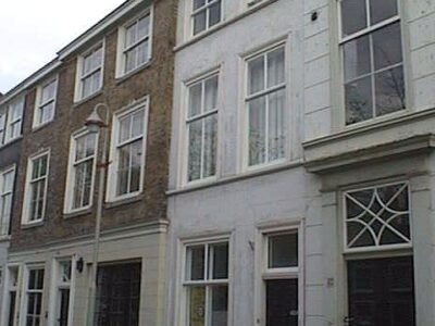 nr. 123 is rechts van het midden (witte gevel)