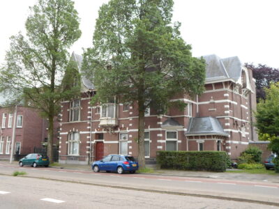 herkomst: R. Joosten   datum: 2 juli 2013 rechterdeel dubbele villa is huis nr: 32