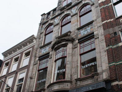 Bovenzijde van de gevel. Datum: 22 augustus 2011; herkomst: P.J. Bosman