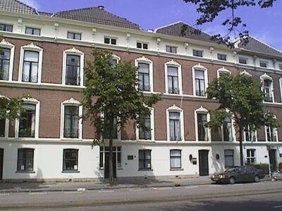 Javastraat 48 links op de afbeelding