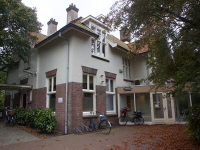 herkomst: P. Bosman   datum: 4-10-2017   parkzijde met hoofdingang