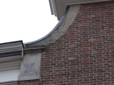 2014-12-02-korte-molenstraat-23-25-aanzet-van-de-topgevel