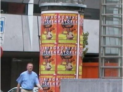 De trafozuil op zijn nieuwe locatie Korte Voorhout naast de Koninklijke Schouwburg