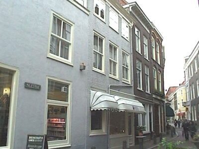 witte gevel/witte markiezen is nr. 13b