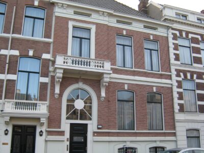 Voorgevel (thans in schoon metselwerk)