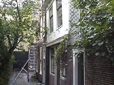 Nr. 82 in het midden van de foto (witte gevel)