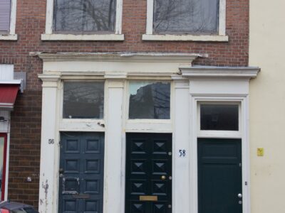 paviljoensgracht-56-58-2016-03-21-voordeuren-de-rechter-voordeur-hoort-bij-paviljoensgracht-60
