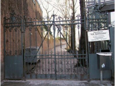 entree met toegangshek vanaf de Doornstraat