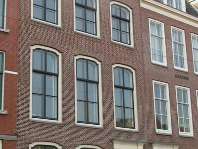 volgens de nummering geeft de deur van 26 tevens toegang tot 28a (?)