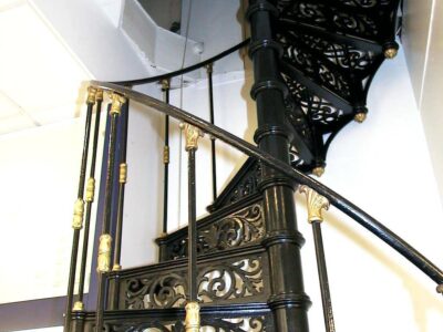 begane grond gietijzeren spiltrap (van Enthoven)